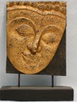 un tableau d'une tête de bouddha avec un support