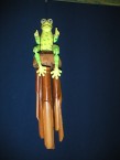 carillon en bambou avec grenouille