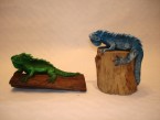 Iguane en pâte de bois sur une pièce de bois en teak