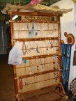 présentoir pour colliers et bracelets en bambou avec un toit en paille