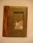 album de photos en papier eco avec la couverture en feuilles naturelles décoré avec des coquilles