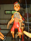 Une poupée de pinokio en bois d'ablesia