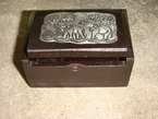 Une caisse décorée avec 'white metal' 10x5cm